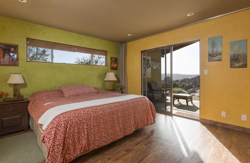 Yucca Valley House | Joshua Tree Getaway. Private Boulder Wonderland. Rustic elegance. Sleeps ten.