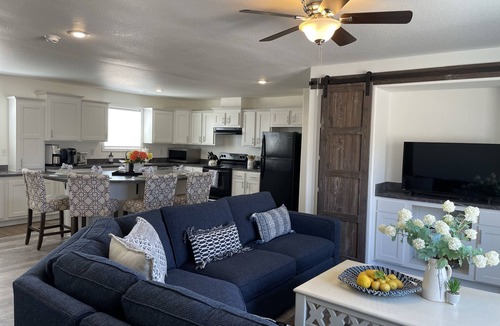 Meadview House | Joshua Tree Retreat Near Grand Canyon West Sunset Views & Stargazing