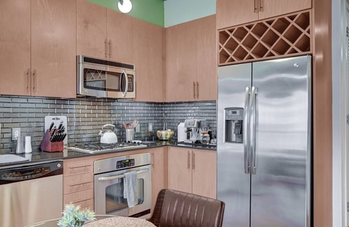 Downtown Las Vegas Condo | JUHL a modern downtown Vegas condo - balcony+pool+gym+rooftop