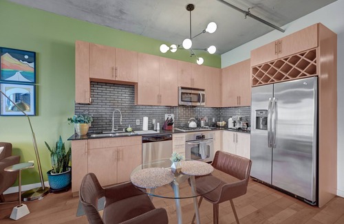 Downtown Las Vegas Condo | JUHL a modern downtown Vegas condo - balcony+pool+gym+rooftop