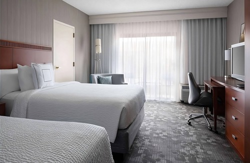 Camelback East Hotel | Just What You Were Looking For! 3 Posh Rooms, Pet-Friendly, with Outdoor Pool!