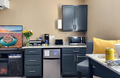 Page House | King bed/50" TVs/Fenced backyard/Fire table/Dogs welcome/Boat parking