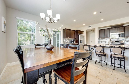 Visalia House | King Bed Keyless Entry Workspace Fast WiFi Chef's Kitchen Central Loc.