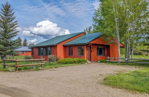 Clark Cabin | Knapsack- Newly updated mountain cabin!