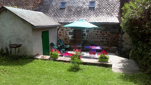 Saint-Projet-de-Salers House | la maisonnette