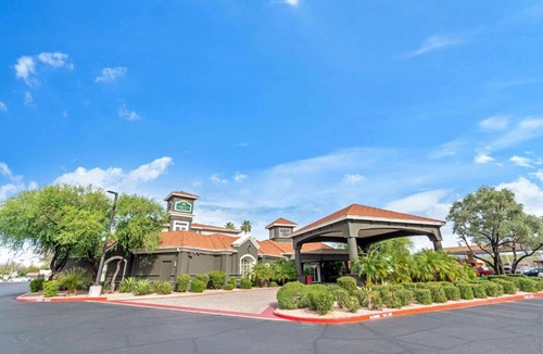 Central Scottsdale Hotel | La Quinta Inn & Suites by Wyndham Phoenix Scottsdale