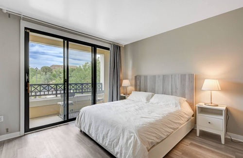 Lake Las Vegas Apartment | Lake Las Vegas. *NEW* Modern Studio + pool & lake!