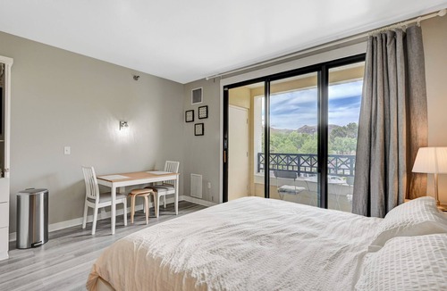 Lake Las Vegas Apartment | Lake Las Vegas. *NEW* Modern Studio + pool & lake!