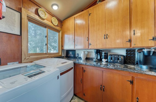 Homewood House | Lakefront Haven by AvantStay | Minutes to Ski Resorts | Private Dock