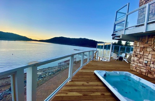 Big Bear Lake House | Lakefront Retreat: Mountains, Hot Tub, Dock, Kayaks. Breathtaking Sunset Getaway