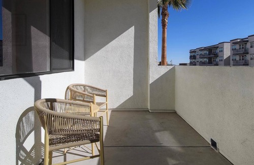 Rhodes Ranch Apartment | Landing | Amazing 2BD, Clubhouse, Courtyard