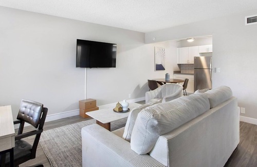 Rancho Oakey Apartment | Landing | Chic 1BD, Gym