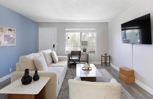 Rancho Oakey Apartment | Landing | Chic 1BD, Gym