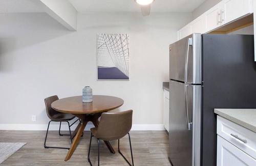 Rancho Oakey Apartment | Landing | Chic 1BD, Gym