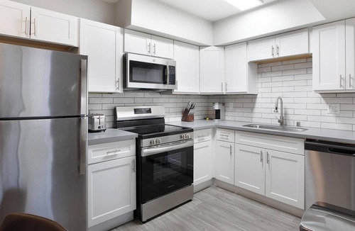 Rancho Oakey Apartment | Landing | Chic 1BD, Gym