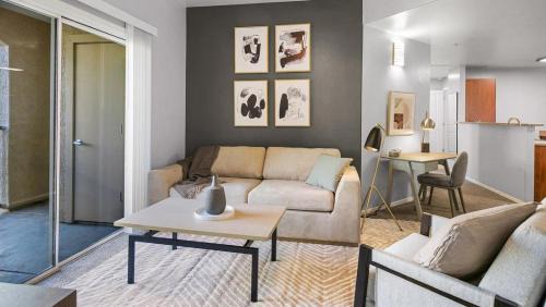 Tucson Apartment | Landing - Modern Apartment with Amazing Amenities (ID8166X52)