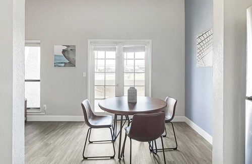 Paradise Apartment | Landing | Spectacular 2BD, Courtyard