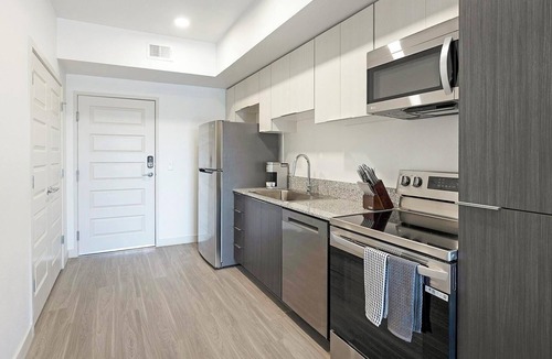 North Mountain Apartment | Landing | Stunning 1BD, Pool, Gym