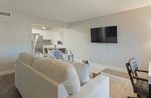 Rancho Oakey Apartment | Landing | Stunning 1BD, Gym