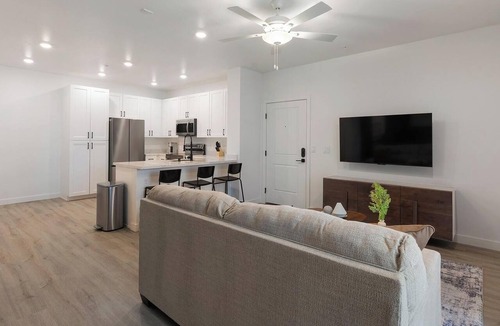 Las Vegas Apartment | Landing | Stylish 1BD, Gym, Pool