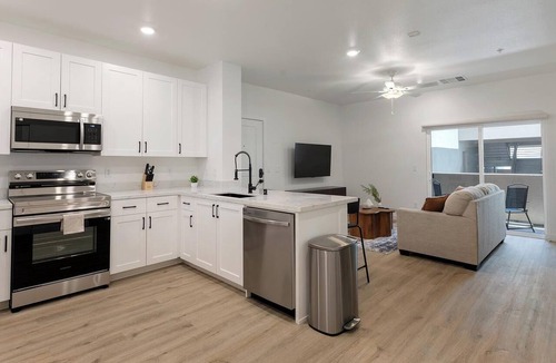 Las Vegas Apartment | Landing | Stylish 1BD, Gym, Pool