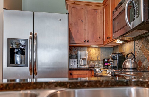 Kellogg Condo | Large Condo Full Kitchen - 2 Beds, Mtn Views, Hot tub, Sauna, on Bike Trail