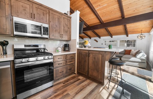 Moonridge Cabin | Large Fenced Yard | Fire Pit | A/C | EV Charger | Mountain View at Antler Inn