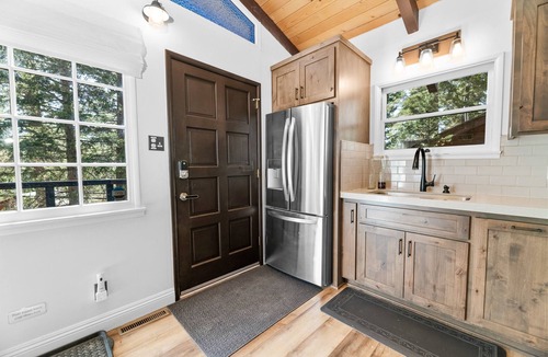 Moonridge Cabin | Large Fenced Yard | Fire Pit | A/C | EV Charger | Mountain View at Antler Inn