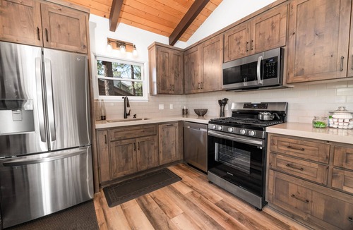 Moonridge Cabin | Large Fenced Yard | Fire Pit | A/C | EV Charger | Mountain View at Antler Inn