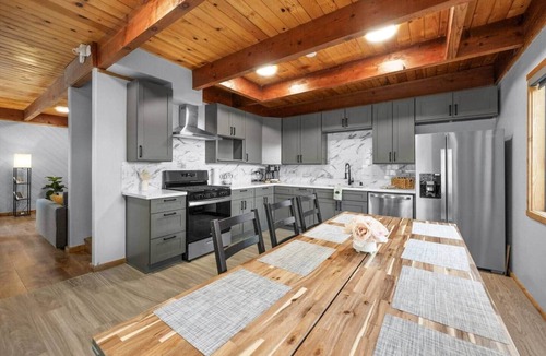 Summit Estates House | large house 10 minutes walk to Ski slope with game room