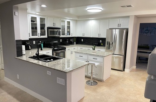Paradise House | Large modern home, perfect for large groups. Minutes from the strip.