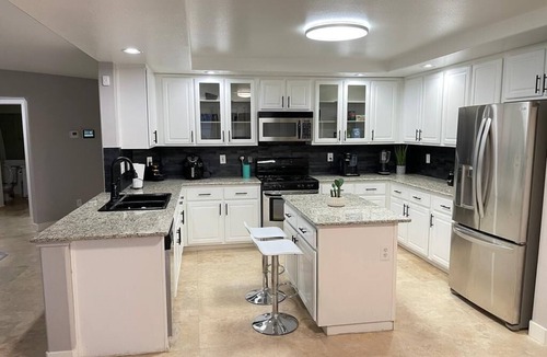 Paradise House | Large modern home, perfect for large groups. Minutes from the strip.