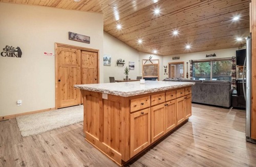 Summit Estates Cabin | Lazy Bear Game Cabin + Hot Tub + Pool Table