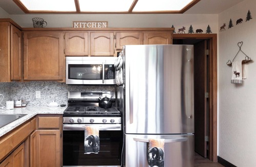 Ponderosa Cabin | Little Meadow Cabin - 2BR Rustic Secluded Cozy Retreat - Sleeps 6 + Full Kitchen