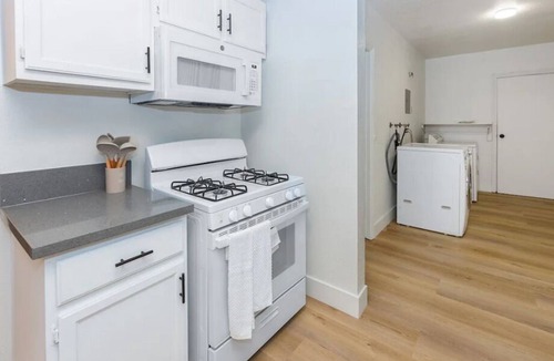 Carthay Circle House | Lovely 3-bedroom Condo in Beverly Hills