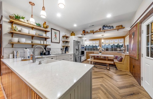 Florence House | Lovingly restored, century-old home with river view & saloon bar - prime locale