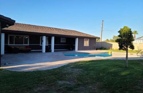 Black Mountain House | Lux Private Home - Pool, Billiards, 8 Smart TVs, Board Games, Cotton Bedding - The Stone Sanctuary at McCullough Hills Trailhead
