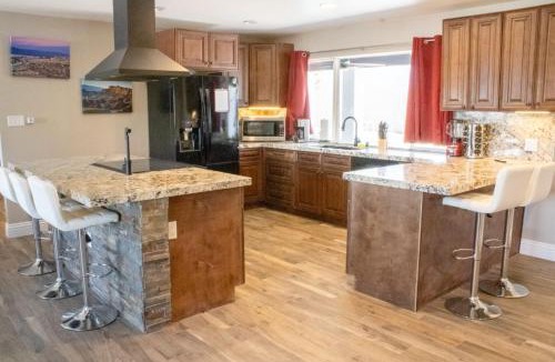 Black Mountain House | Lux Private Home - Pool, Billiards, 8 Smart TVs, Board Games, Cotton Bedding - The Stone Sanctuary at McCullough Hills Trailhead
