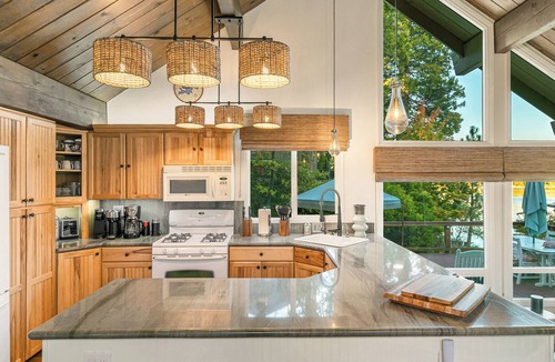 Lake Arrowhead House | Luxe Lakefront Escape Sleeps 12+ on Calm but Active Waters of N Bay!