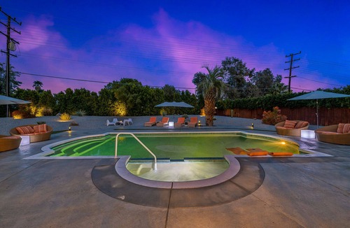 Sunmor House | Luxe Midcentury Outdoor Oasis. Saltwater Pool. Gym. Fire Pit. Pet Friendly.