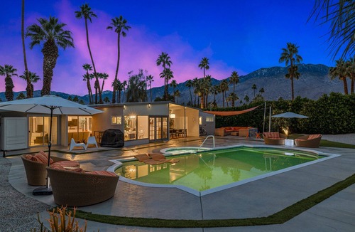 Sunmor House | Luxe Midcentury Outdoor Oasis. Saltwater Pool. Gym. Fire Pit. Pet Friendly.