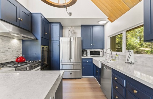 Blue Jay Cabin | Luxe Mountain Retreat! Lake & Village Close! Game Room- AC- BACK UP Generator!
