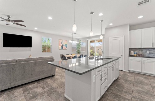 Highland Hills House | Luxe Sunset Retreat