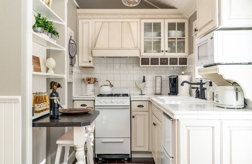 Ukiah House | Luxurious Downtown Guest Cottage/2 Beds/Garden Oasis