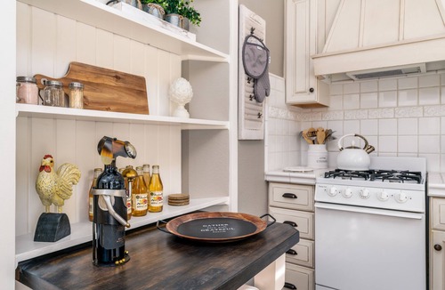 Ukiah House | Luxurious Downtown Guest Cottage/2 Beds/Garden Oasis