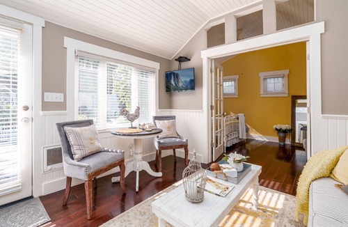 Ukiah House | Luxurious Downtown Guest Cottage/2 Beds/Garden Oasis