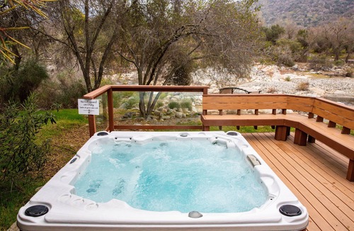 Three Rivers House | Luxurious riverfront property close to Sequoia National Park