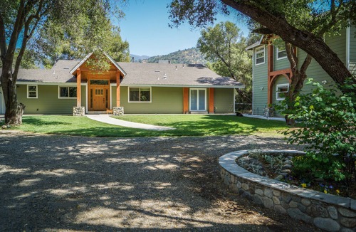 Three Rivers House | Luxurious riverfront property close to Sequoia National Park