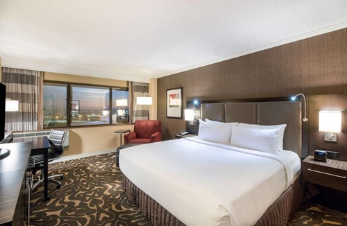 Los Angeles Resort | Luxurious Stay Near LAX with Great Amenities! Pets Allowed, Airport Shuttle!