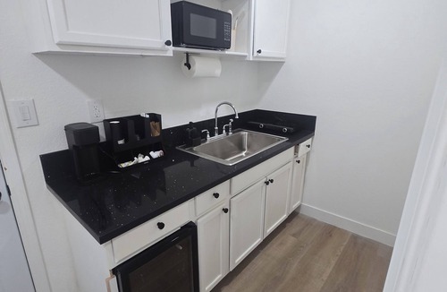 Sunrise Manor Apartment | Luxurious suits with independent entrance 15 mnts from the Strip